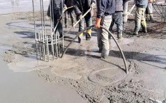 冷却水循环系统：确保拌和水的温度控制